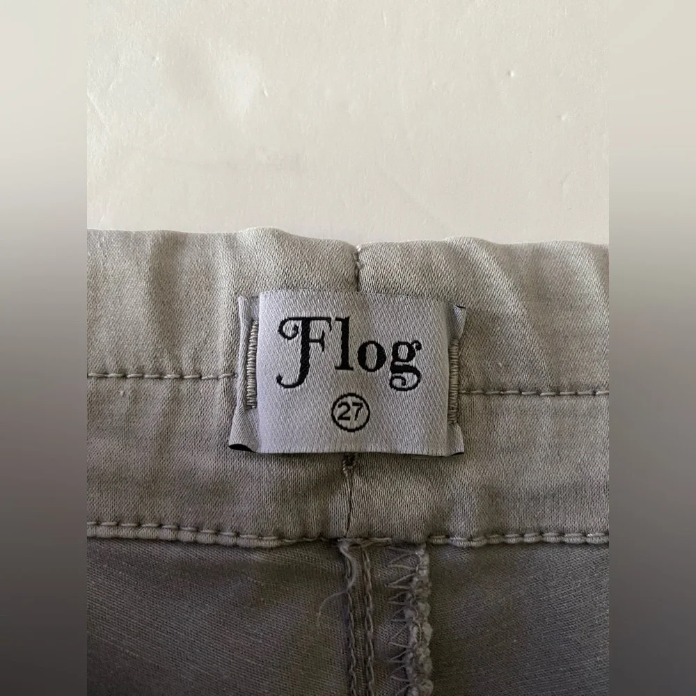 Bevy Flog Gray Pull On Skinny Pants Womens Size 27 Stretch Detail Button